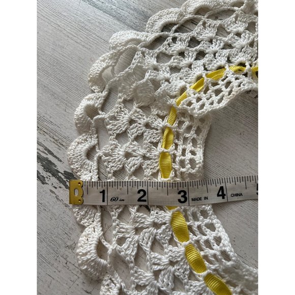 White crocheted collar with yellow ribbon closure - Picture 4 of 6